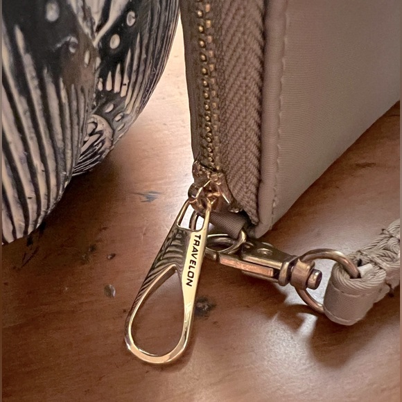 NWOT Travelon RFID Wristlet Wallet - Picture 3 of 11